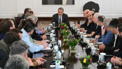 Fermerët i shkojnë në zyrë Mitsotakis, kryeministri pritet të marrë një vendim për protestat që kanë paralizuar Greqinë