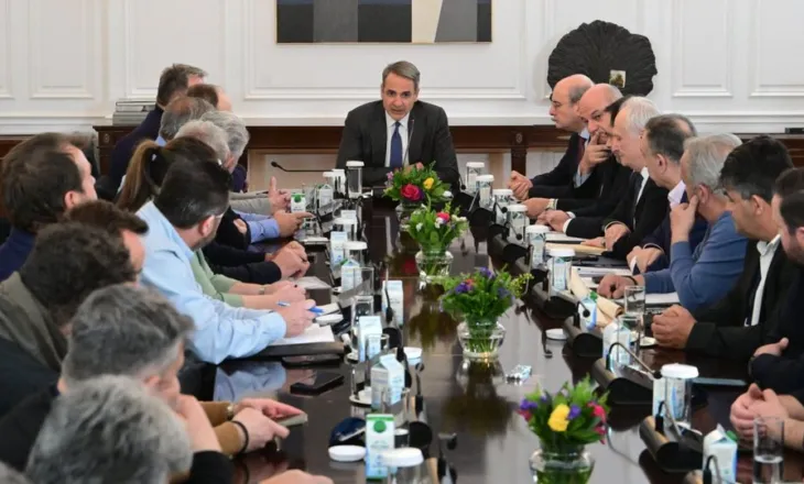 Fermerët i shkojnë në zyrë Mitsotakis, kryeministri pritet të marrë një vendim për protestat që kanë paralizuar Greqinë