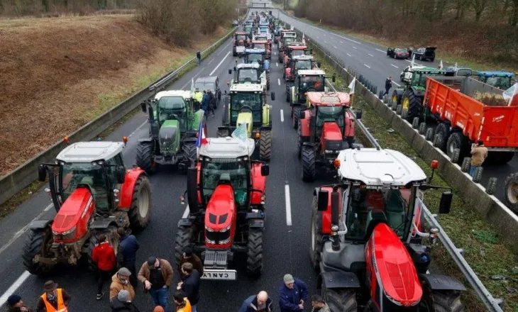 Fermerët në Greqi vijojnë protestat, bllokohet për 48 orë pika kufitare e Kakavijës