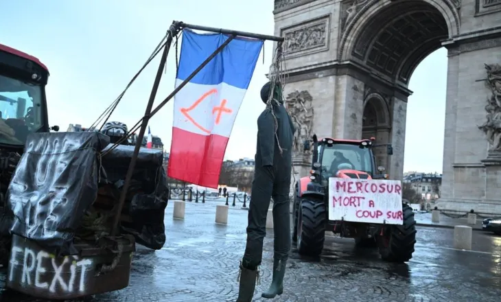 Fermerët protestë në zemër të Parisit! Traktorë në Kullën Eiffel dhe Harkun e Triumfit