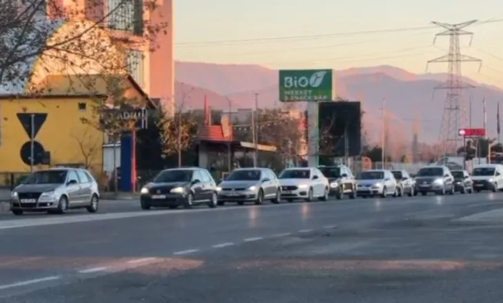 Festat sjellin bllokime/ Radhë të gjata automjetesh në Milot–Lezhë