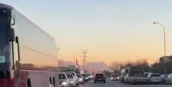 Festimet – Krijohet trafik i rënduar në aksin Milot–Lezhë/ Shkak lëvizjet e qytetarëve drejt vendeve malore (VIDEO)