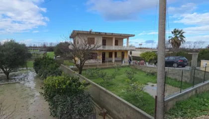 Fier, lumi Seman çan argjinaturën, uji vërshon drejt tokave bujqësore të banorëve të zonës