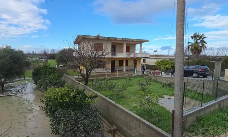 Fier, lumi Seman çan argjinaturën, uji vërshon drejt tokave bujqësore të banorëve të zonës