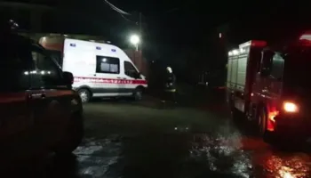 Fier/ Tentoi të hidhej nga kati i gjashtë por mbeti i varur jashtë ndërtesës, mësuesi 55-vjeçar shpëtohet nga zjarrfikësit