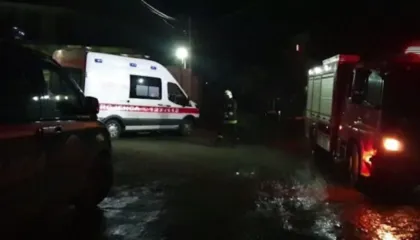 Fier/ Tentoi të hidhej nga kati i gjashtë por mbeti i varur jashtë ndërtesës, mësuesi 55-vjeçar shpëtohet nga zjarrfikësit