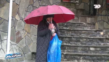 Fiks Fare/ Mësuesit e fshatrave në Përmet, Tepelenë dhe Gjirokastër pa transport. Presin në rrugë në mes të shiut, të ftohtit dhe erës