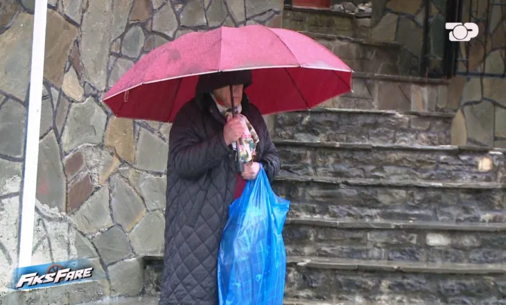 Fiks Fare/ Mësuesit e fshatrave në Përmet, Tepelenë dhe Gjirokastër pa transport. Presin në rrugë në mes të shiut, të ftohtit dhe erës