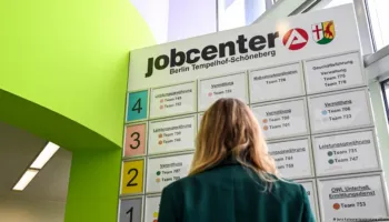 Firmat evropiane frenojnë punësimet për shkak të AI (inteligjencës artificiale)