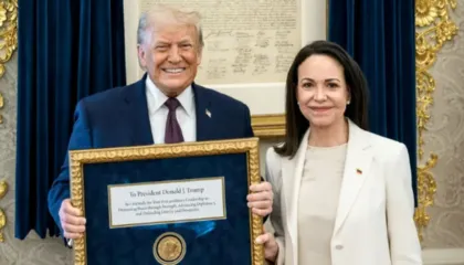 Fitoi Çmimin Nobel për Paqen, udhëheqësja e opozitës venezueliane ia dorëzon medaljen e saj Trumpit