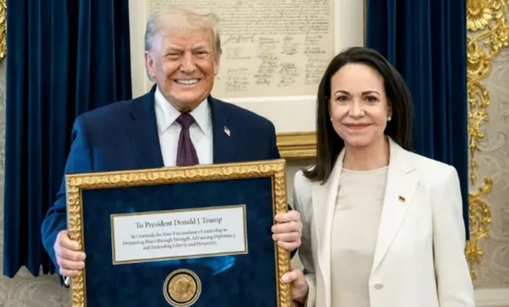 Fitoi Çmimin Nobel për Paqen, udhëheqësja e opozitës venezueliane ia dorëzon medaljen e saj Trumpit