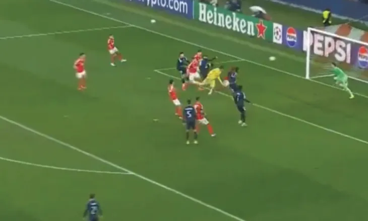 Fitore ëndrrash për Benficën në Champions League / Portieri shënon në fund dhe çon në playoff ekipin e Mourinhos