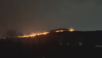 Flakë pranë bazës së Pashalimanit, era e fortë përhap zjarrin në Orikum