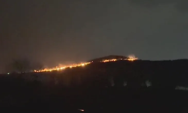 Flakë pranë bazës së Pashalimanit, era e fortë përhap zjarrin në Orikum
