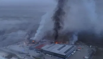 Flakët përfshijnë fabrikën ushqimore në Greqi, kërkime për pesë persona të zhdukur