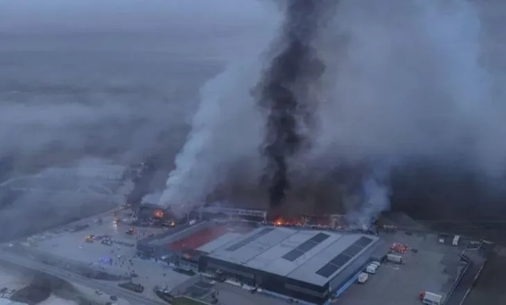 Flakët përfshijnë fabrikën ushqimore në Greqi, kërkime për pesë persona të zhdukur