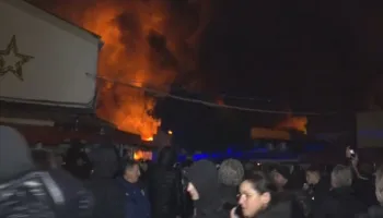 “Flakët po përpijnë gjithçka”, zjarri tek 5 Maji kthehet në makth: Dëmet, miliona euro…