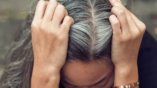 Flokët e bardha nuk tregojnë gjithmonë plakjen/ Çfarë i shkakton thinjat e hershme?