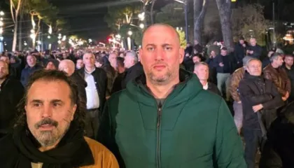 Florjan Binaj i bashkohet protestës së opozitës para Kryeministrisë