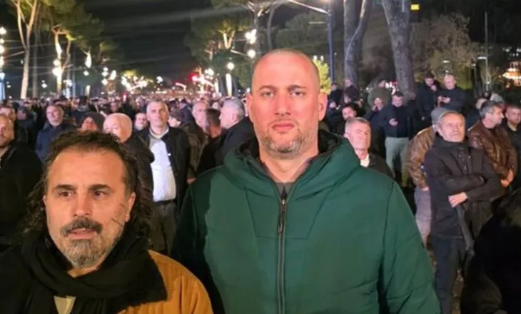Florjan Binaj i bashkohet protestës së opozitës para Kryeministrisë