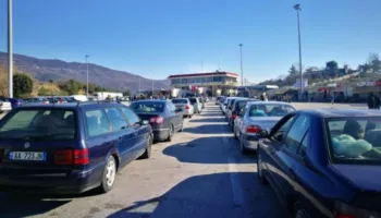 Fluks i lartë lëvizjesh në Kakavijë, radhë mbi 3 kilometra në dalje nga Shqipëria