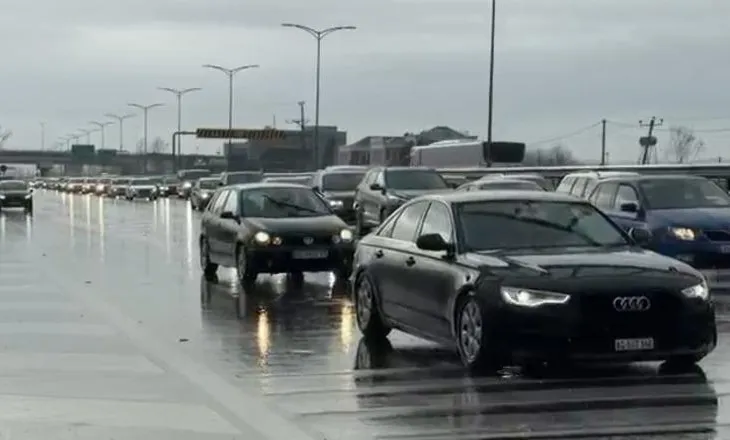 Fluks i lartë mjetesh në aksin Milot-Lezhë, trafik i rënduar edhe në hyrje të qytetit të Lezhës