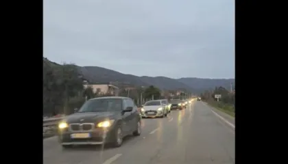 Fluksi i fundjavës dhe punimet në rrugë rikthejnë trafikun kilometrik në aksin Librazhd-Elbasan (VIDEO)