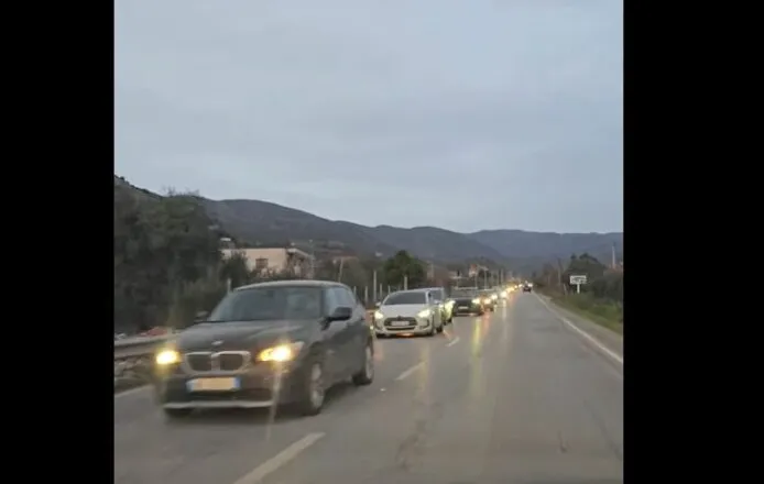 Fluksi i fundjavës dhe punimet në rrugë rikthejnë trafikun kilometrik në aksin Librazhd-Elbasan (VIDEO)