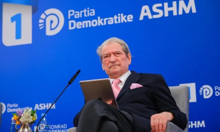 Foltore me të rinjtë e FRPD’/ Kreu i PD, Sali Berisha takim me aktivistët para protestës të 24 Janarit