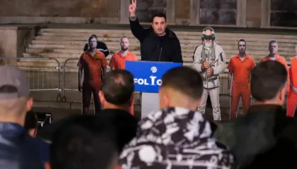 Foltorja e PD përpara Kryeministrisë pas protestës, mungon Berisha/ Këlliçi: Kur qeveria dhunon qytetarët, tregon se i ka hyrë frika