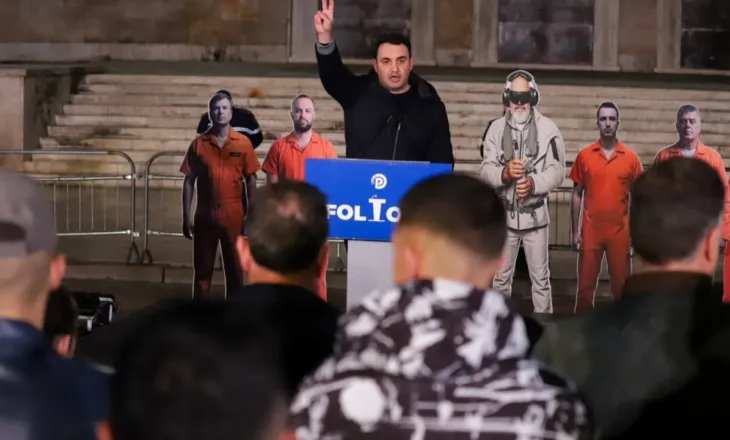 Foltorja e PD përpara Kryeministrisë pas protestës, mungon Berisha/ Këlliçi: Kur qeveria dhunon qytetarët, tregon se i ka hyrë frika