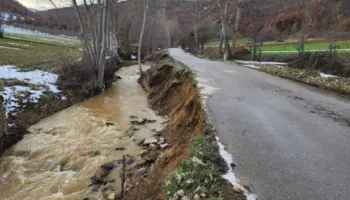 FOTO/ 1 vit e gjysëm pas dëmtimit, shembet rruga që lidh fshatrat Kakaç dhe Verçun
