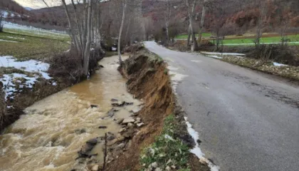 FOTO/ 1 vit e gjysëm pas dëmtimit, shembet rruga që lidh fshatrat Kakaç dhe Verçun