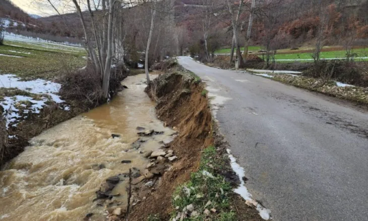 FOTO/ 1 vit e gjysëm pas dëmtimit, shembet rruga që lidh fshatrat Kakaç dhe Verçun