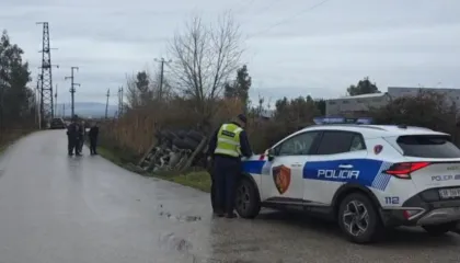 FOTO/ Aksident dramatik në Fier, kamioni del nga rruga pranë mbikalimit t♪7 autostradës dhe përmbyset në kanal, shoferi dhe pasagjeri…