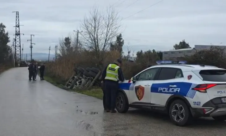 FOTO/ Aksident dramatik në Fier, kamioni del nga rruga pranë mbikalimit t♪7 autostradës dhe përmbyset në kanal, shoferi dhe pasagjeri…