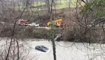 FOTO/ Aksident në Klos, automjeti gjendet në rrjedhën e një përroi, asnjë gjurmë nga personat që ndodheshin në makinë