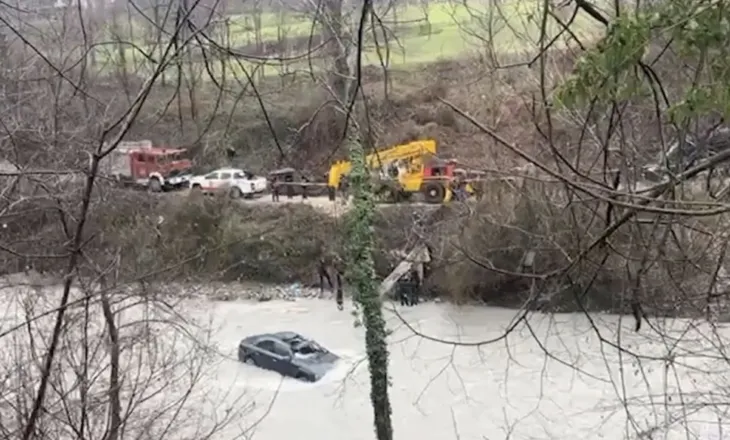 FOTO/ Aksident në Klos, automjeti gjendet në rrjedhën e një përroi, asnjë gjurmë nga personat që ndodheshin në makinë