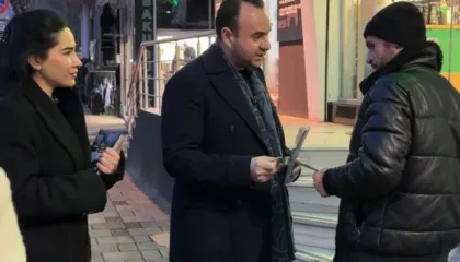 FOTO/ Balliu takime me qytetarët në Tiranë, i fton në protestën e datës 24 Janar