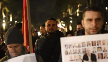 FOTO/ Deputeti i PD Besart Xhaferri i bashkohet thirrjes së Lapajt, proteston krah qytetarëve