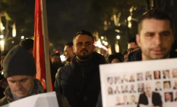 FOTO/ Deputeti i PD Besart Xhaferri i bashkohet thirrjes së Lapajt, proteston krah qytetarëve