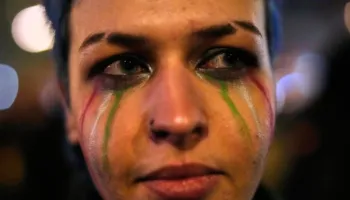 FOTO/ Digjen posterat e Khameneit, rikthehet Princi Pahlavi, bota “zien” nga protestat për Iranin