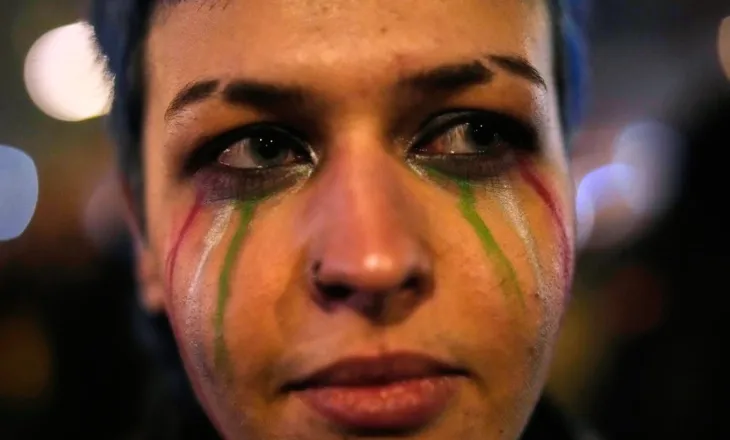 FOTO/ Digjen posterat e Khameneit, rikthehet Princi Pahlavi, bota “zien” nga protestat për Iranin