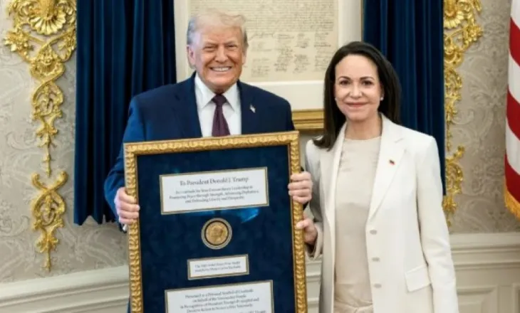 FOTO- Fituesja e Çmimit Nobel për Paqen nga Venezuela ia dorëzon medaljen e saj Donald Trump