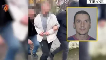 FOTO/ Hyri i maskuar dhe me thikë në dorë, ky është autori i dyshuar i grabitjes së supermarketit në Tiranë