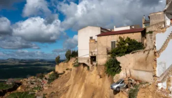 Foto/ Katastrofa natyrore në Siçili, rrëshqitja masive e tokës shkatërron qytetin italian, 1000 persona detyrohen të braktisin shtëpitë