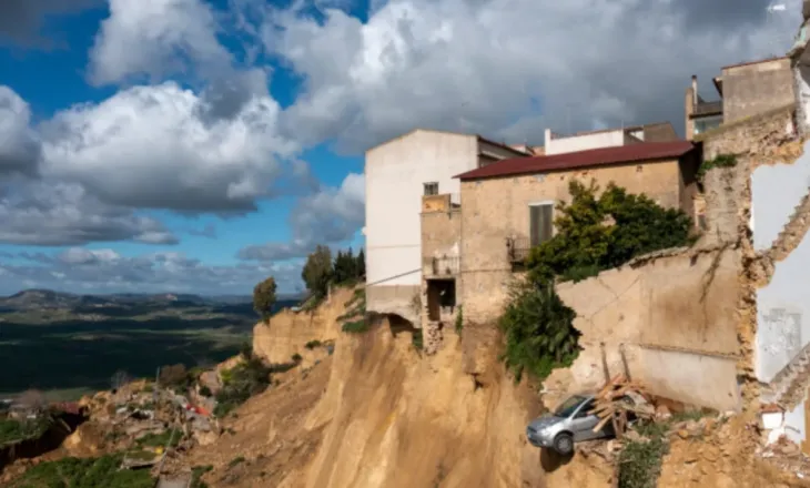 Foto/ Katastrofa natyrore në Siçili, rrëshqitja masive e tokës shkatërron qytetin italian, 1000 persona detyrohen të braktisin shtëpitë