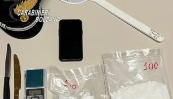 FOTO/ Ktheu banesën e bazë kokaine, arrestohet 21-vjeçari shqiptar, përveç drogës i gjenden thika dhe…