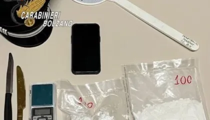 FOTO/ Ktheu banesën e bazë kokaine, arrestohet 21-vjeçari shqiptar, përveç drogës i gjenden thika dhe…