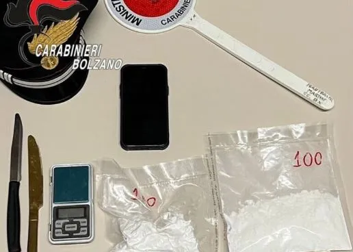 FOTO/ Ktheu banesën e bazë kokaine, arrestohet 21-vjeçari shqiptar, përveç drogës i gjenden thika dhe…